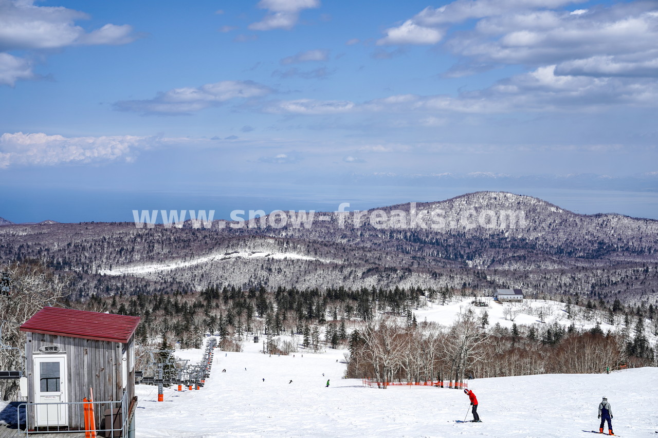 札幌国際スキー場 Mt.石井スポーツ ISHII SKI ACADEMY 校長・斉藤人之さんによる『斉藤塾』開講。本日のテーマは、「春雪！コブからスキーのたわみを楽しむ！！」(^^)v